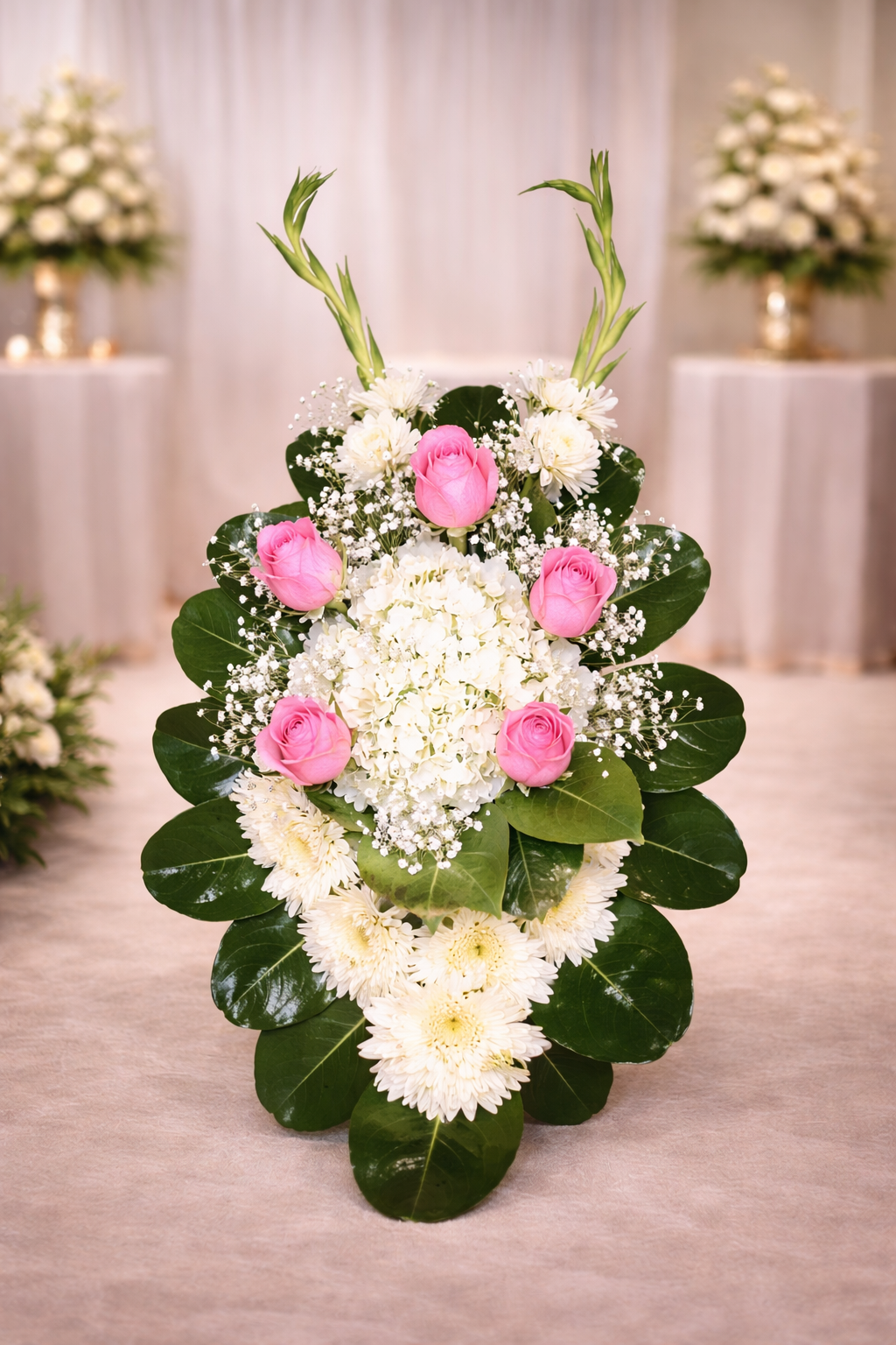 Lágrima fúnebre con rosas rosadas