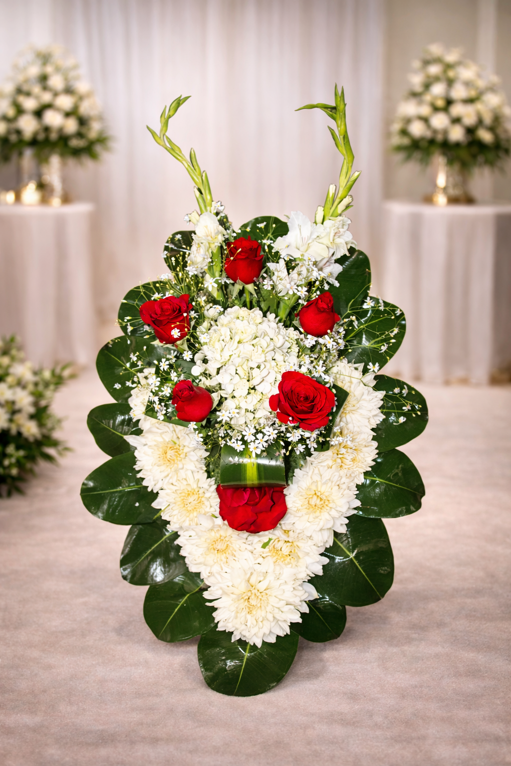 Lágrima Fúnebre con Rosas Rojas y Flores Blancas